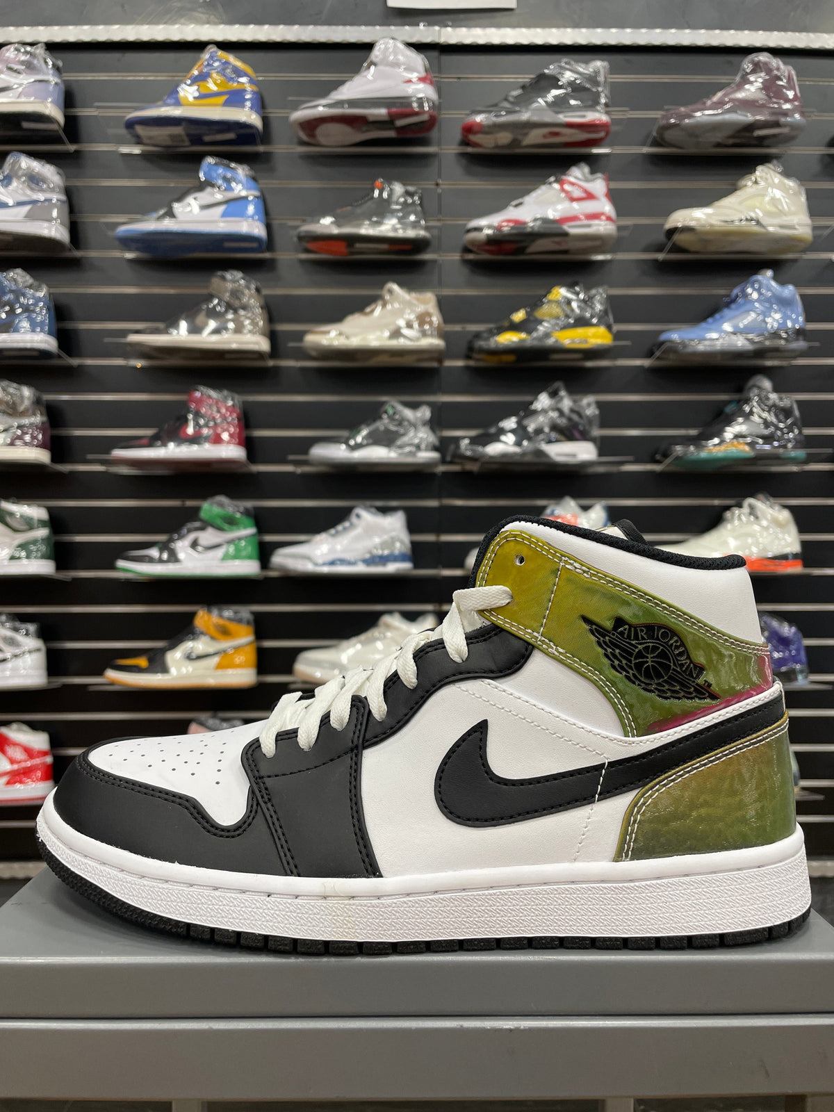 Heat Reactive - Air Jordan 1 Mid - product image from the listing.
