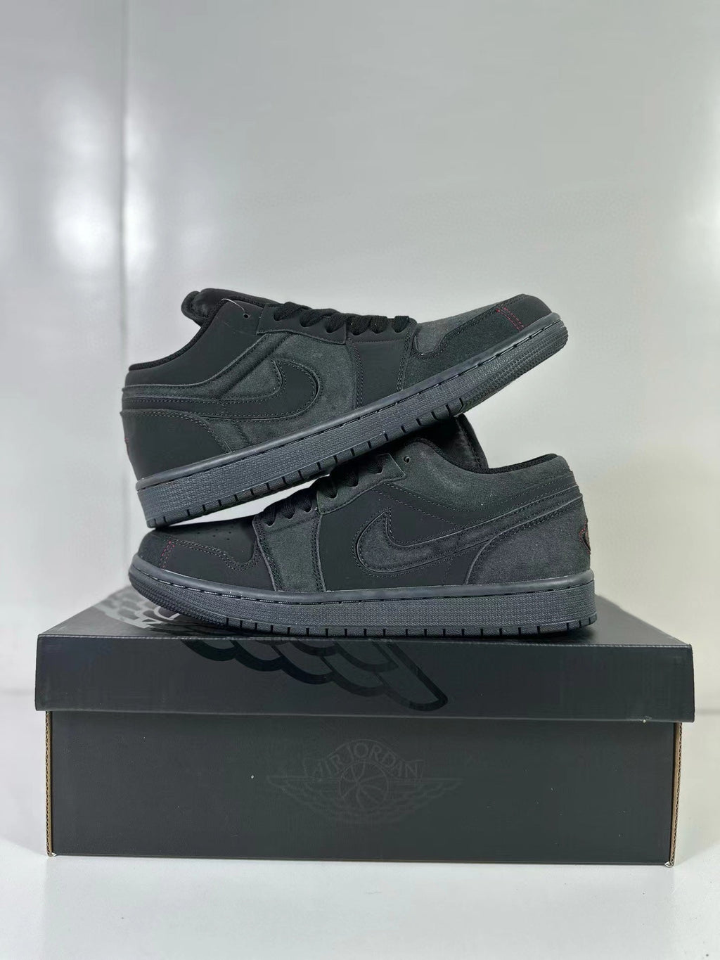 Air Jordan 1 Low SE Craft Black Grey FD8635-001 - product image from the listing.