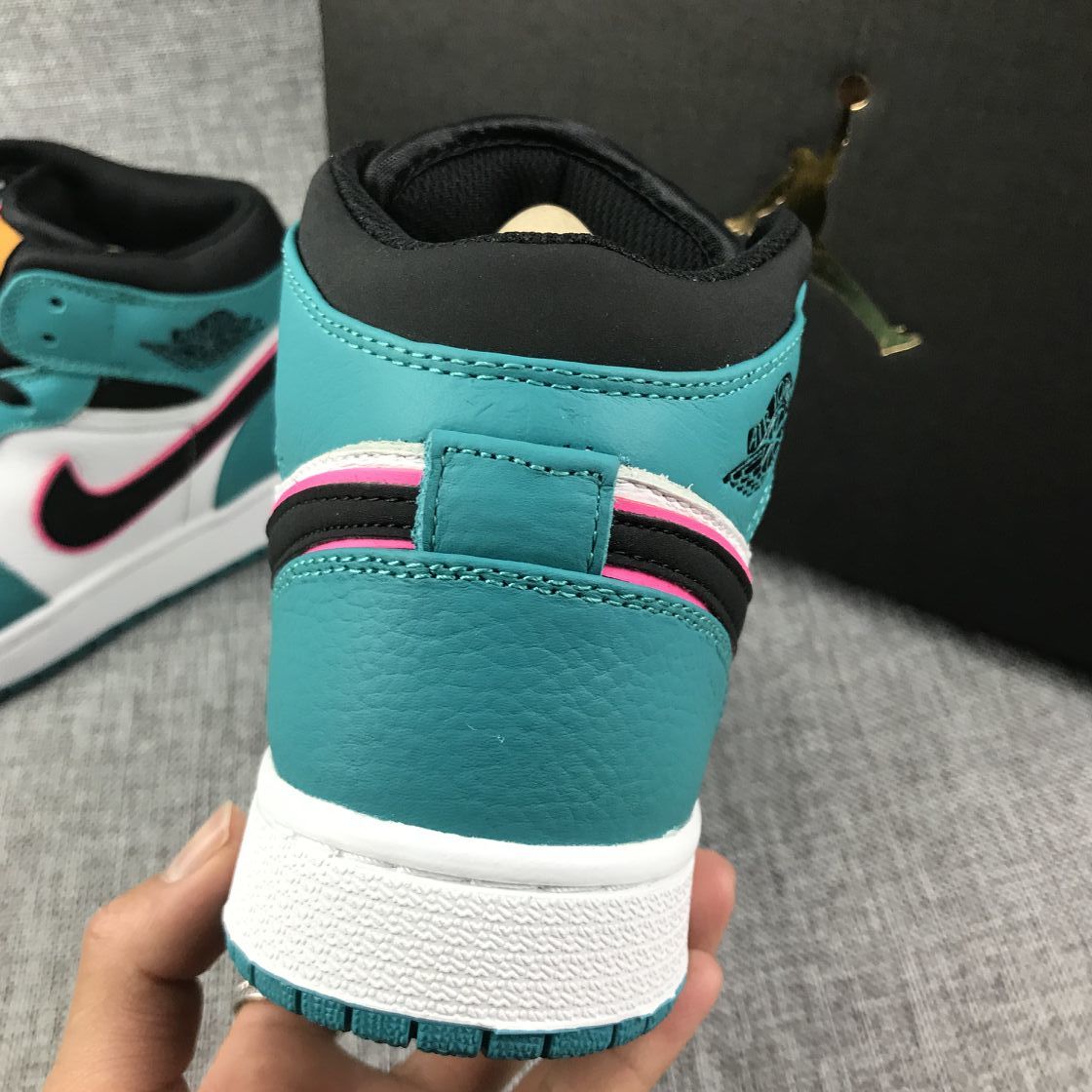 South Coast Sneakers - Jordan 1 Retro High OG - product image from the listing.