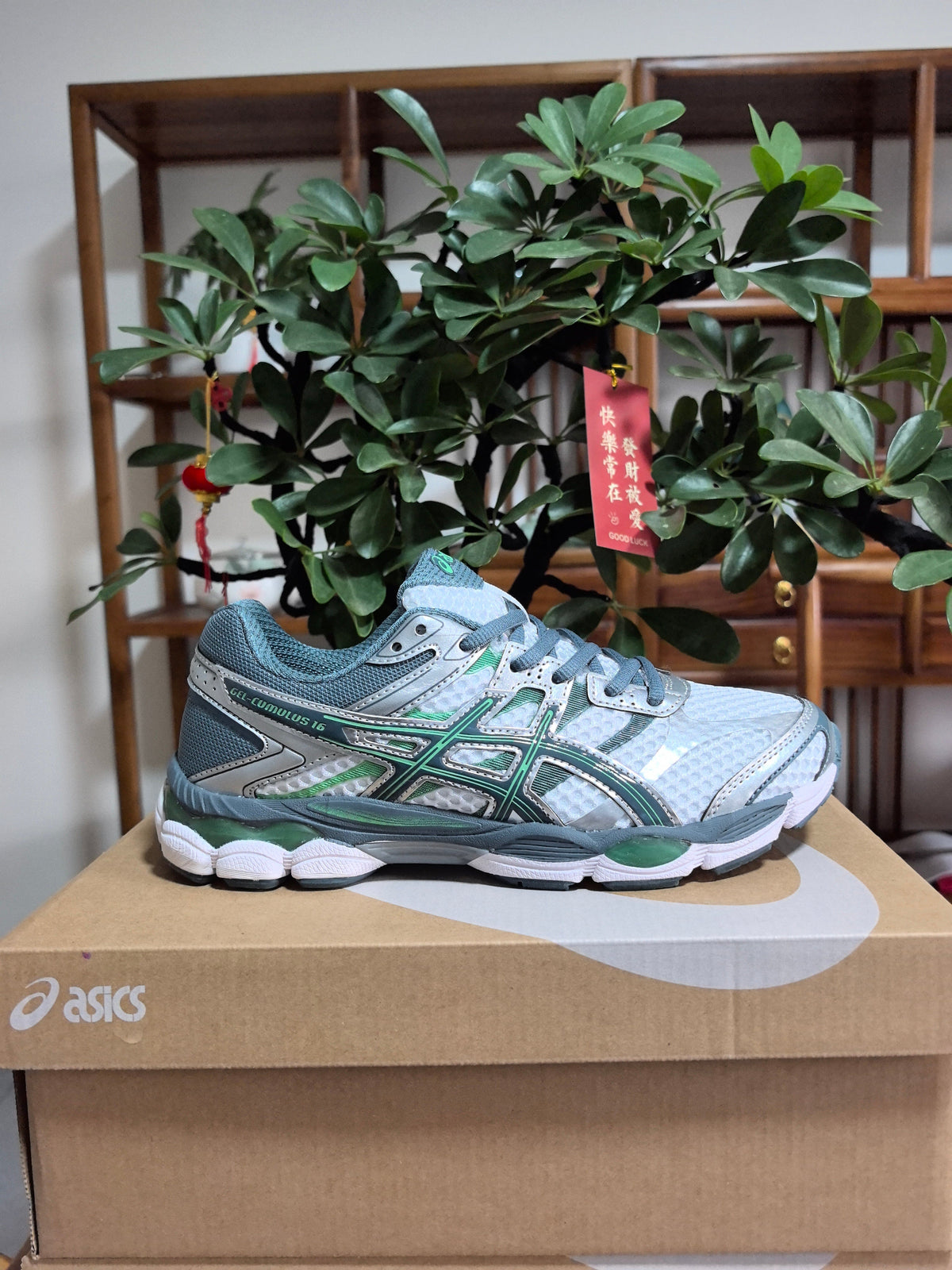 Green and White ASICS GEL-Cumulus 16 Sneakers - product image from the listing.