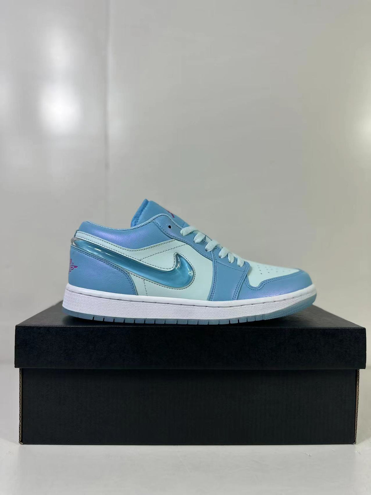 Air Jordan 1 Low SE Aquarius Blue FN7366-400 - product image from the listing.