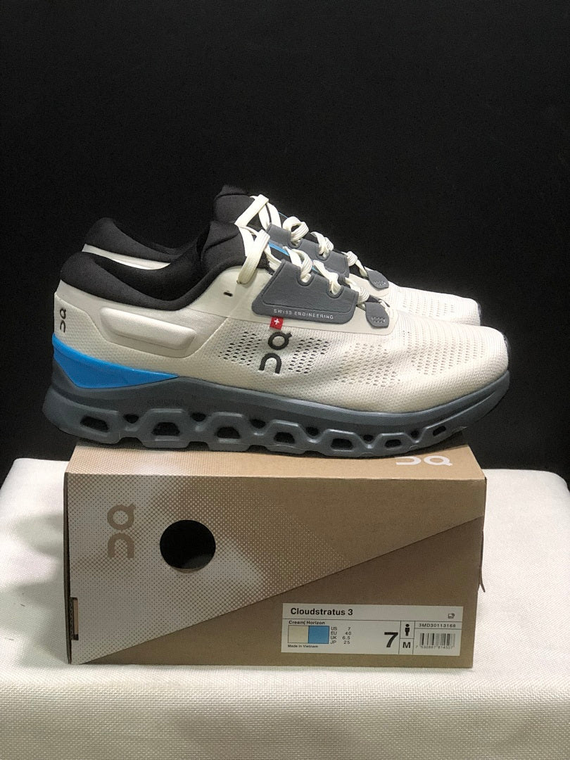Cream and Gray On Cloudstratus 3 Running Shoes - product image from the listing.
