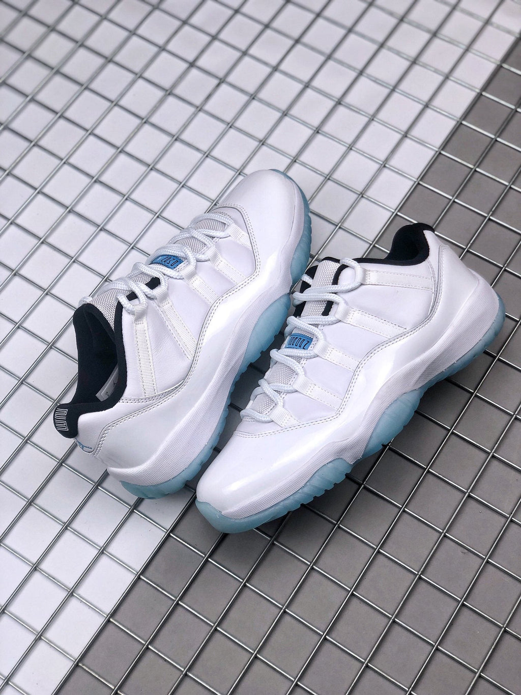 Air Jordan 11 Low Legend Blue Sneakers AV2187-117 - product image from the listing.