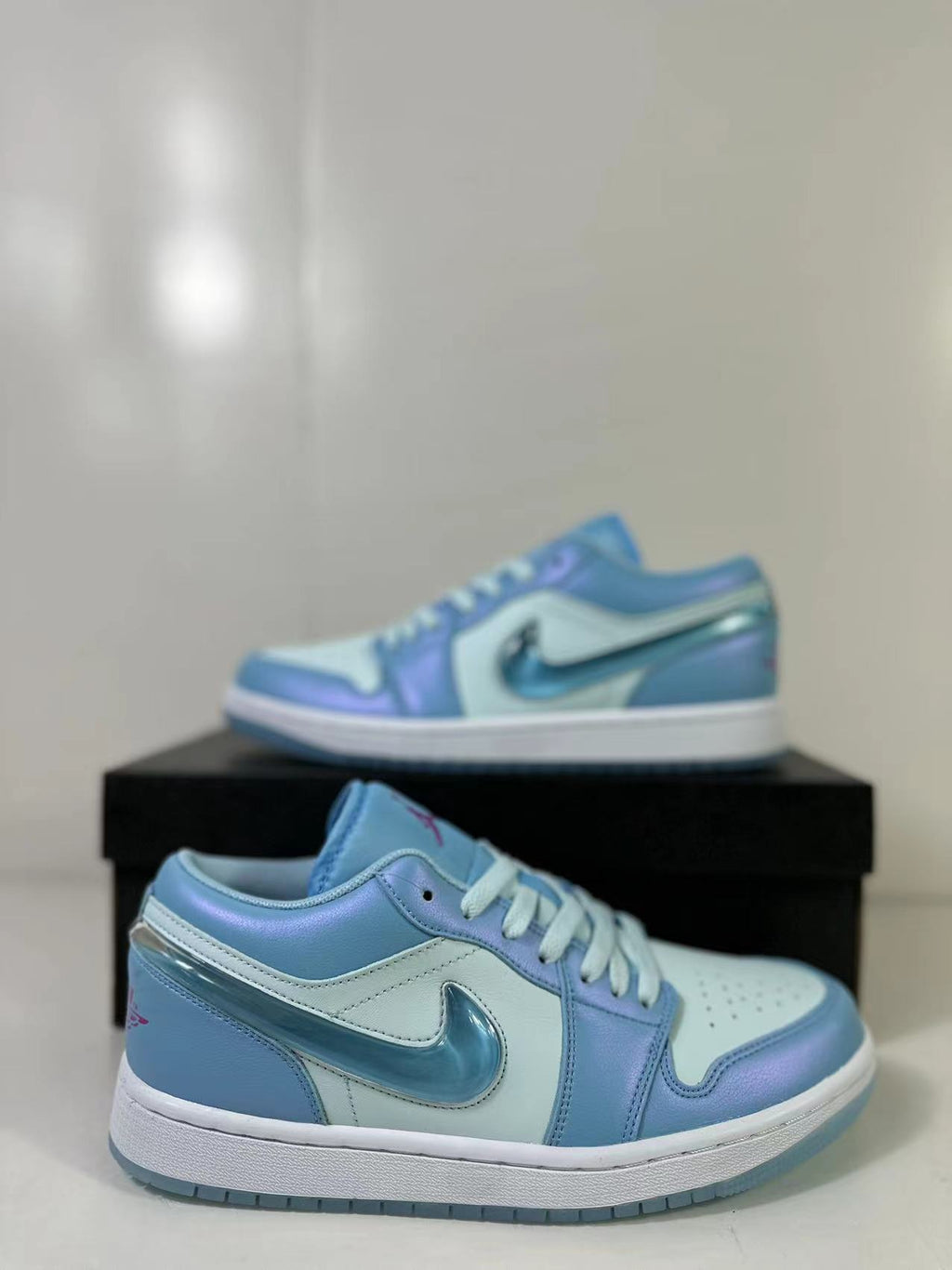 Air Jordan 1 Low SE Aquarius Blue FN7366-400 - product image from the listing.
