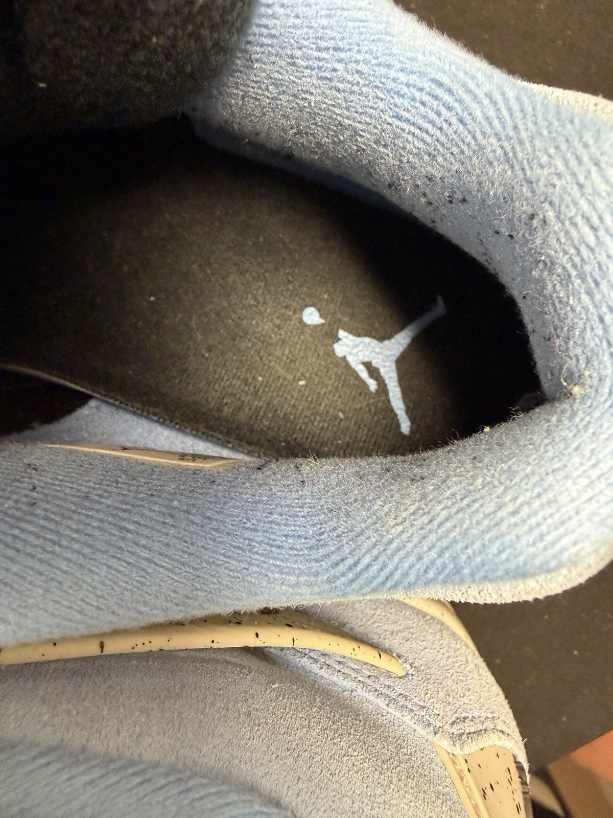 Jordan 4 Retro Mid University Blue - Size 11 - product image from the listing.