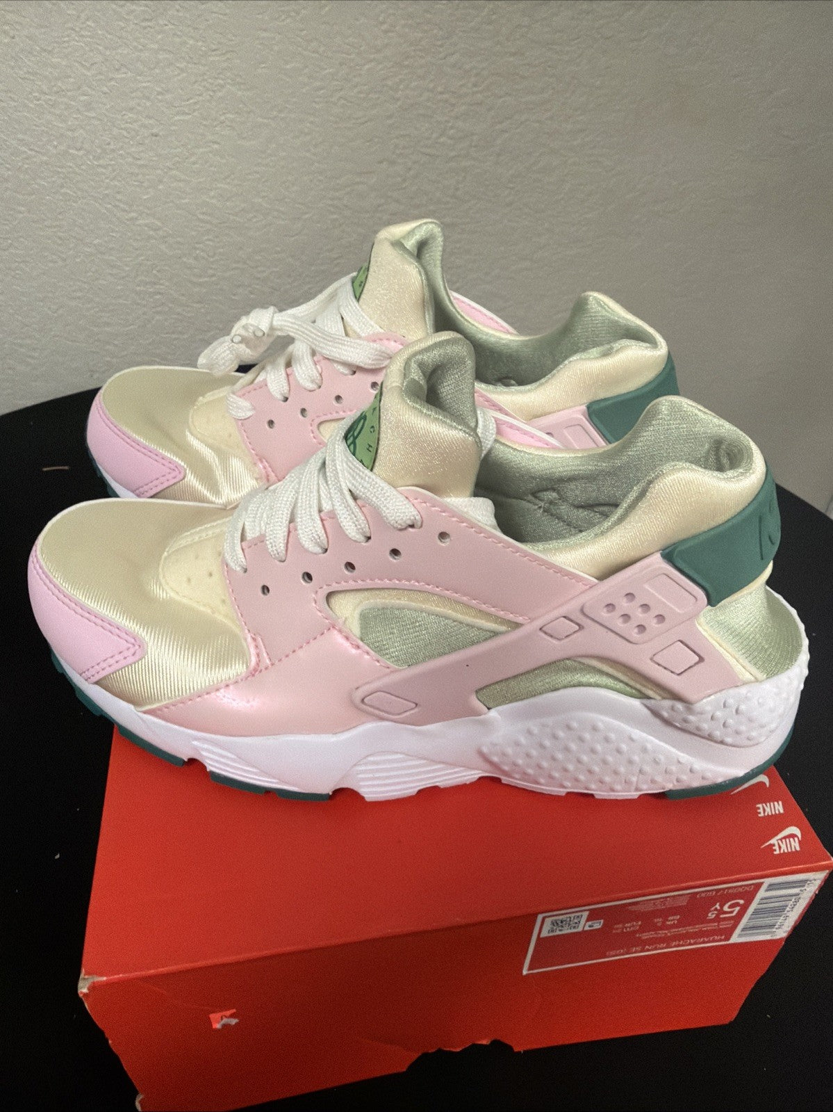 New Nike Huarache Run Trainers Strawberry Shortcake Running Lightweight Casual - product image from the listing.