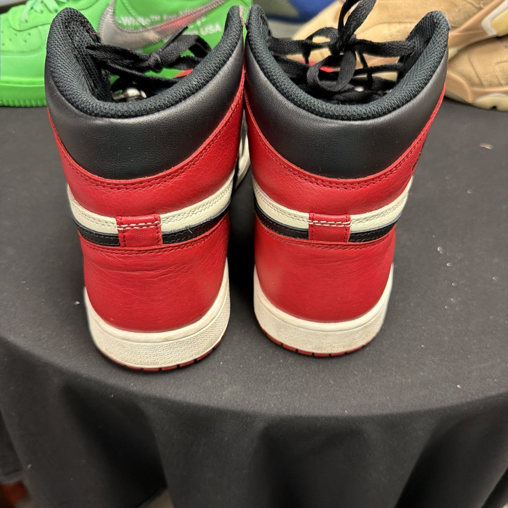 Men's Jordan 1 Bred Toe Retro High OG Size 9.5 Red Sneakers 2018 555088-610 (272 - product image from the listing.