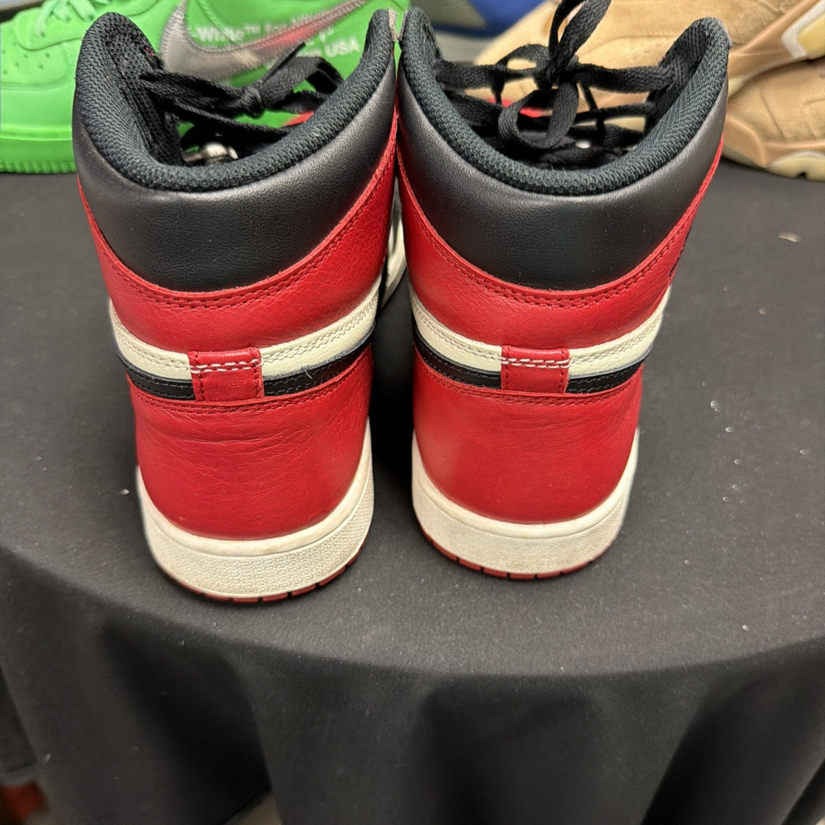 Men's Jordan 1 Bred Toe Retro High OG Size 9.5 Red Sneakers 2018 555088-610 (272 - product image from the listing.