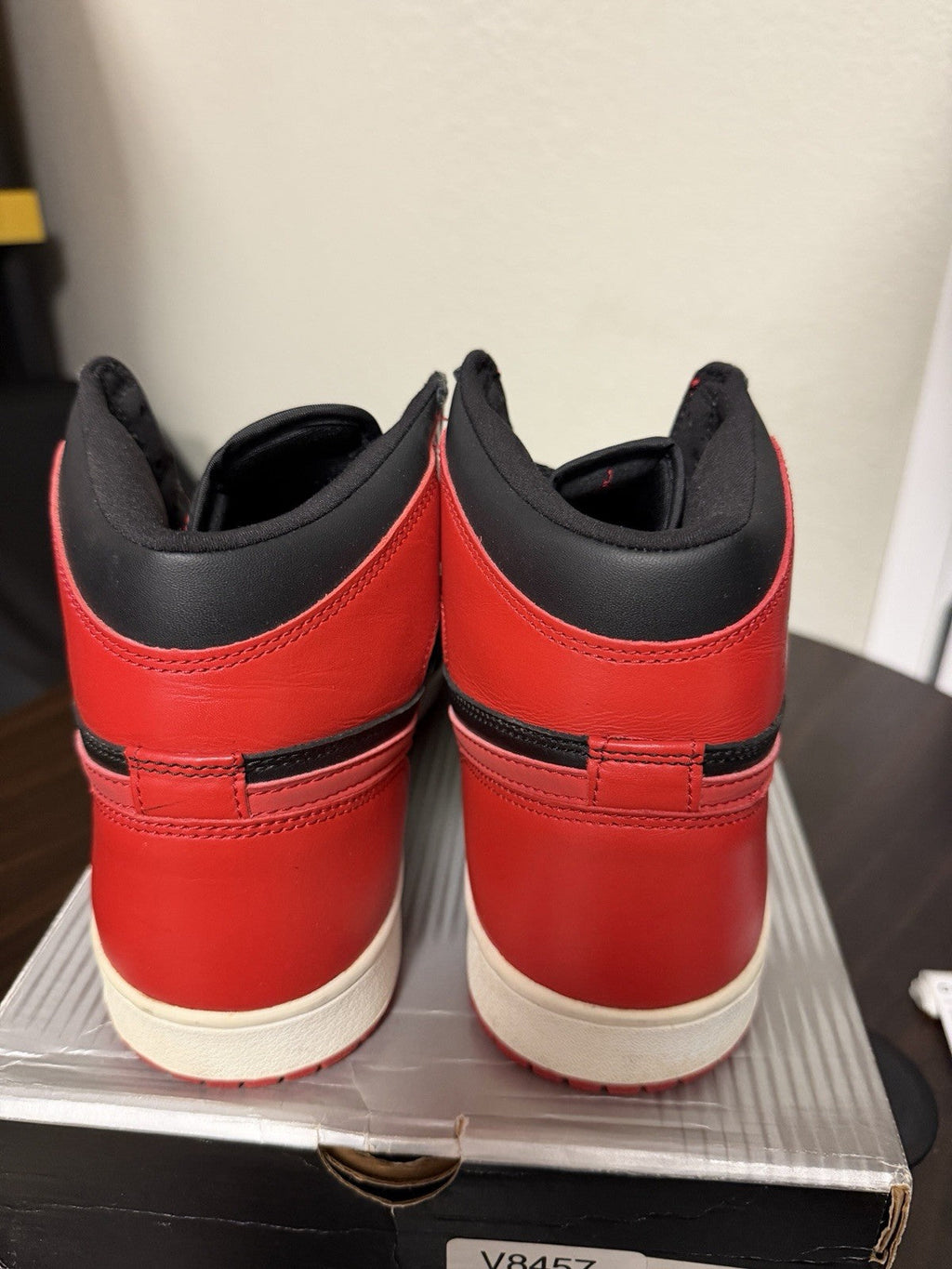 Air Jordan 1 Retro 2001 Bred VNDS - Size 12 - product image from the listing.