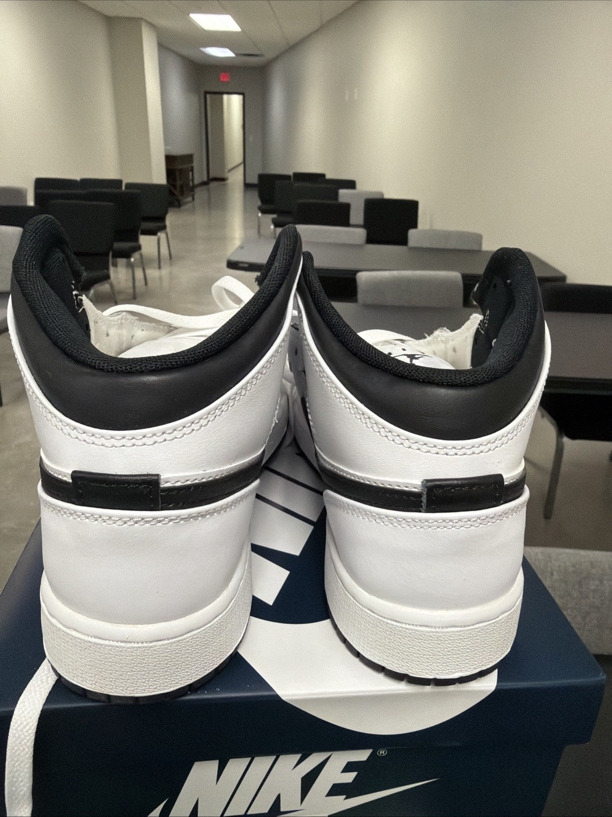 Nike Air Jordan 1 Mid Reverse Panda White Black DQ8423-132 YOUTH Size 6.5 - product image from the listing.