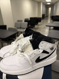 Nike Air Jordan 1 Mid Reverse Panda White Black DQ8423-132 YOUTH Size 6.5 - product image from the listing.