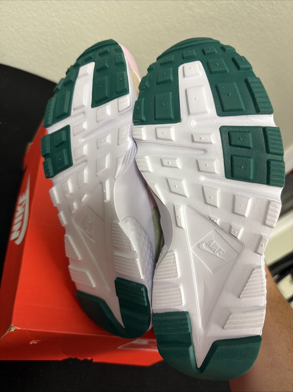New Nike Huarache Run Trainers Strawberry Shortcake Running Lightweight Casual - product image from the listing.