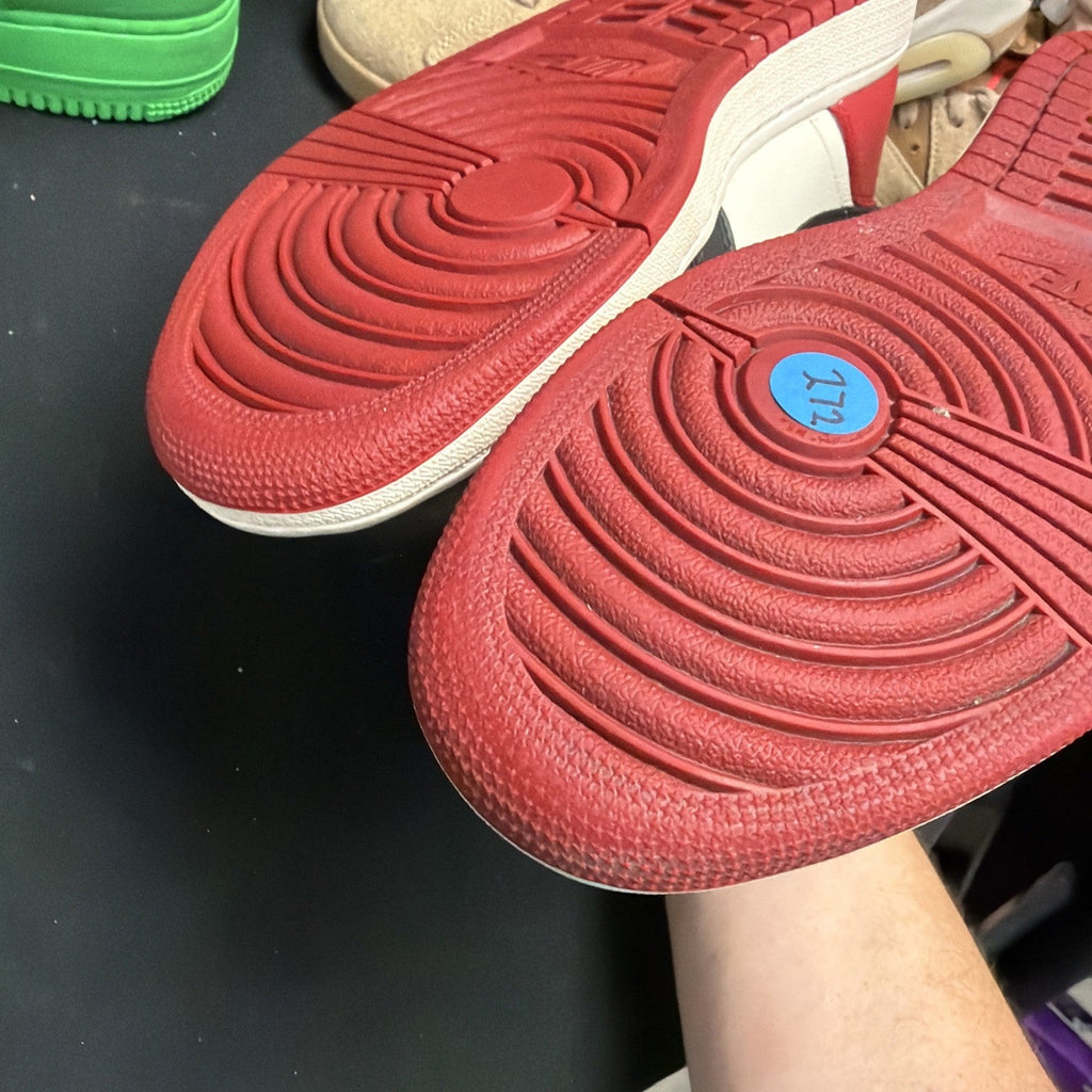 Men's Jordan 1 Bred Toe Retro High OG Size 9.5 Red Sneakers 2018 555088-610 (272 - product image from the listing.