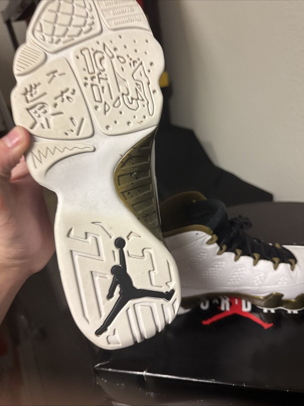 Air Jordan 9 Retro Statue - Size 9.5 - product image from the listing.