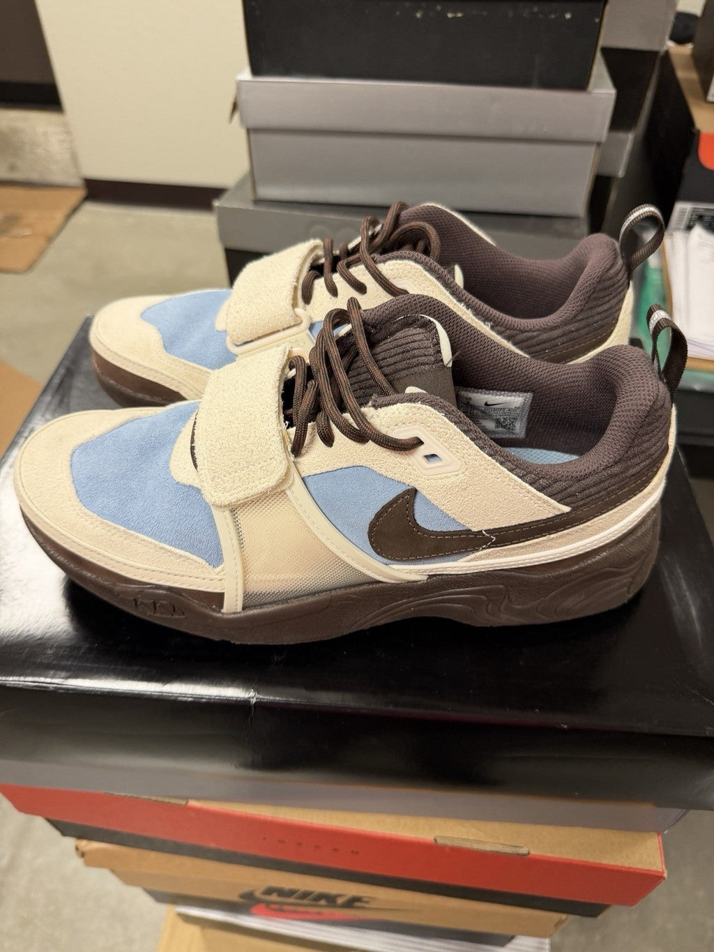 Nike Travis Scott x Zoom Field Jaxx Leche Blue - Size 9 - product image from the listing.