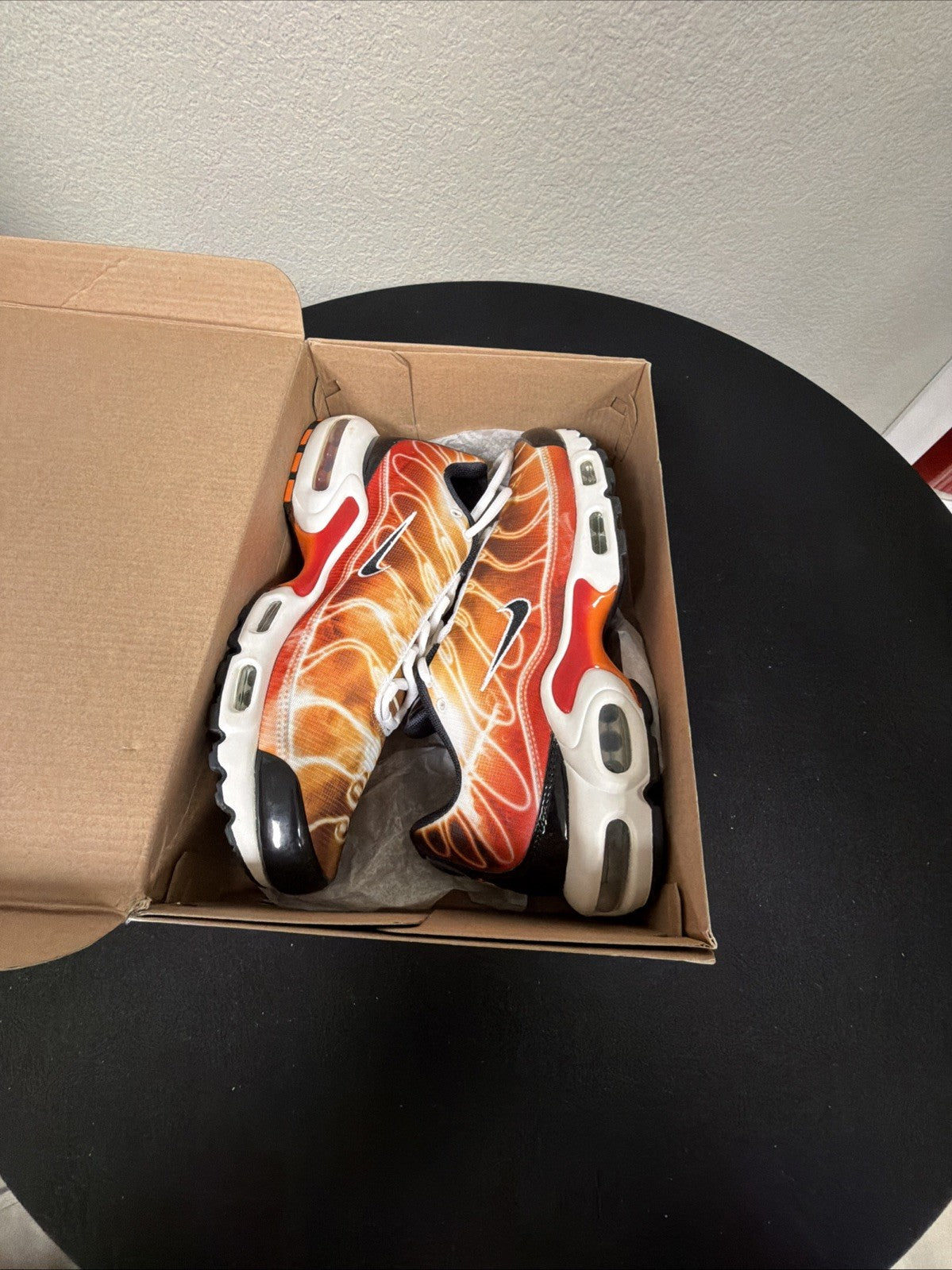 "Light Photography - Sport Red" Nike Air Max Plus OG DZ3531-600 Size 9 SAMPLE - product image from the listing.