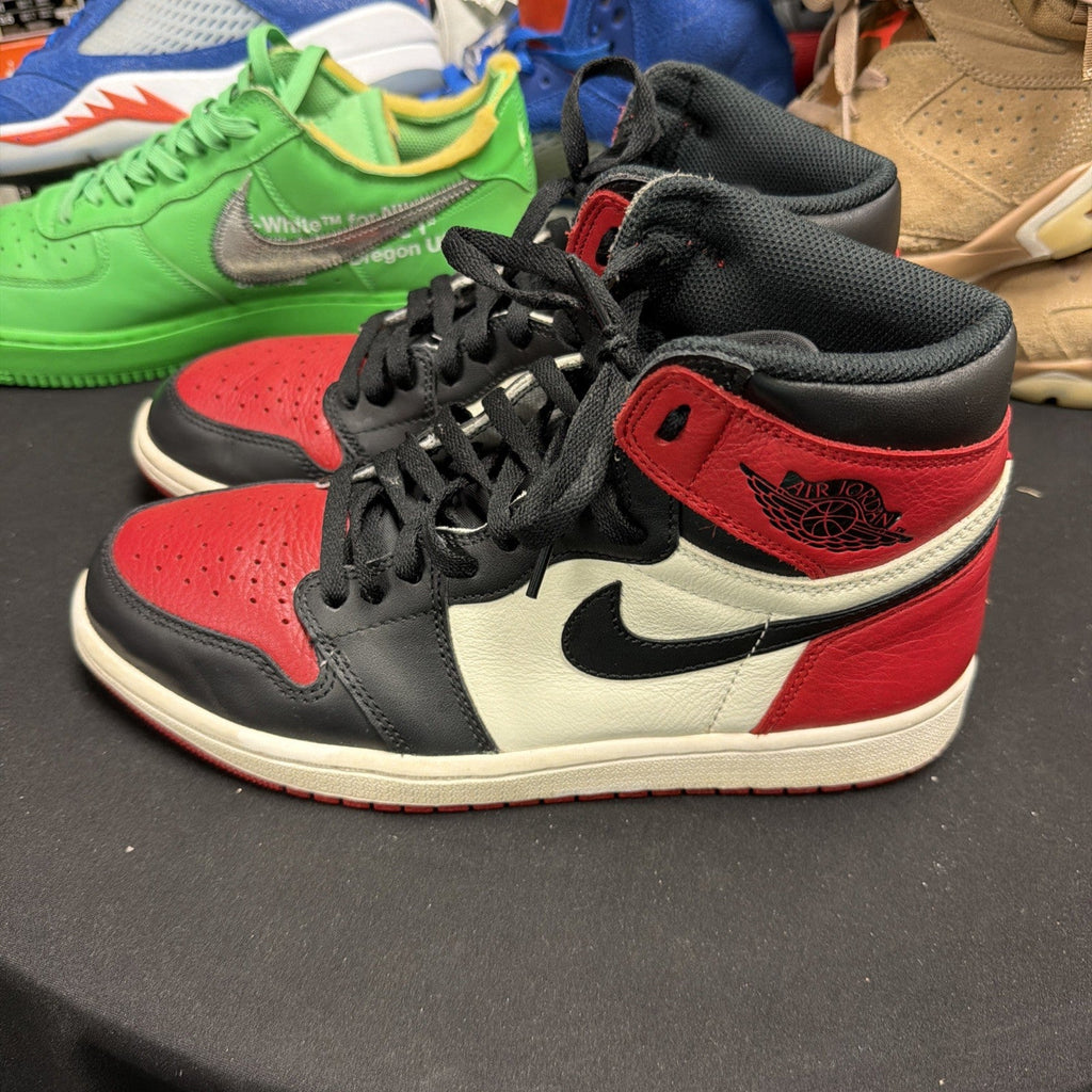 Men's Jordan 1 Bred Toe Retro High OG Size 9.5 Red Sneakers 2018 555088-610 (272 - product image from the listing.
