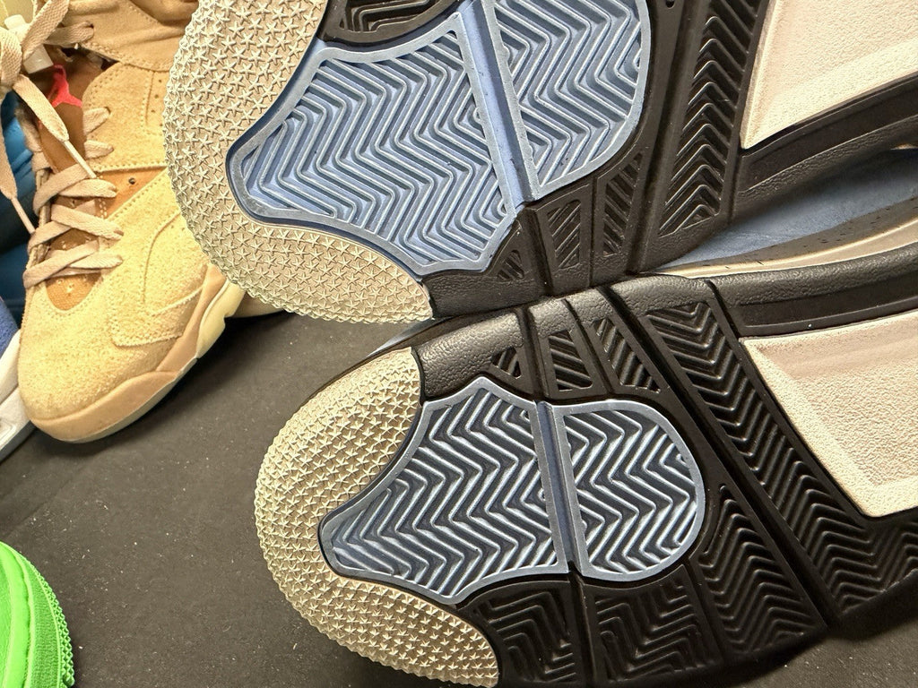 Jordan 4 Retro Mid University Blue - Size 11 - product image from the listing.