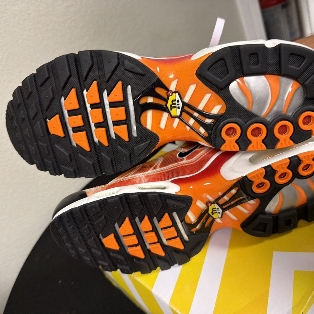 "Light Photography - Sport Red" Nike Air Max Plus OG DZ3531-600 Size 9 SAMPLE - product image from the listing.