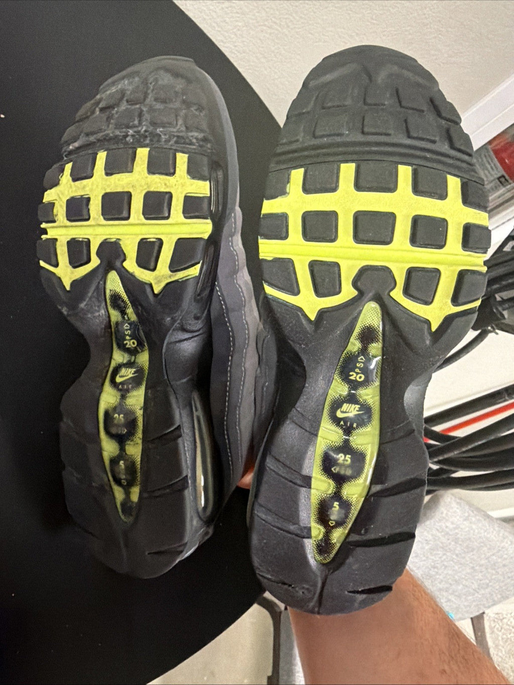 Men's Nike Air Max 95 OG Neon 2015 Size 9 Black/Grey/Green 554970-071 - product image from the listing.