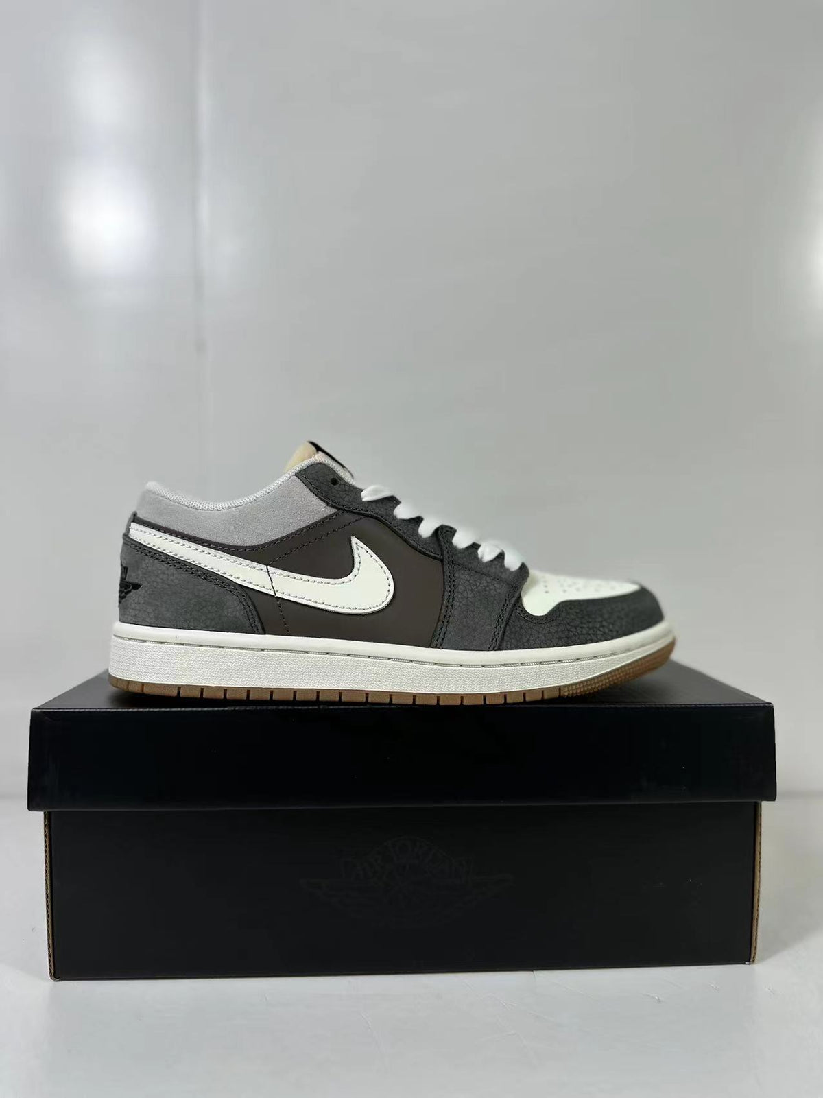 Air Jordan 1 Low SE Gray White FD0399-004 - product image from the listing.