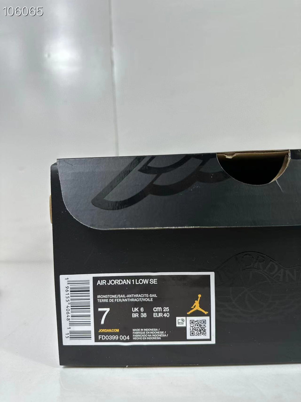 Air Jordan 1 Low SE Gray White FD0399-004 - product image from the listing.