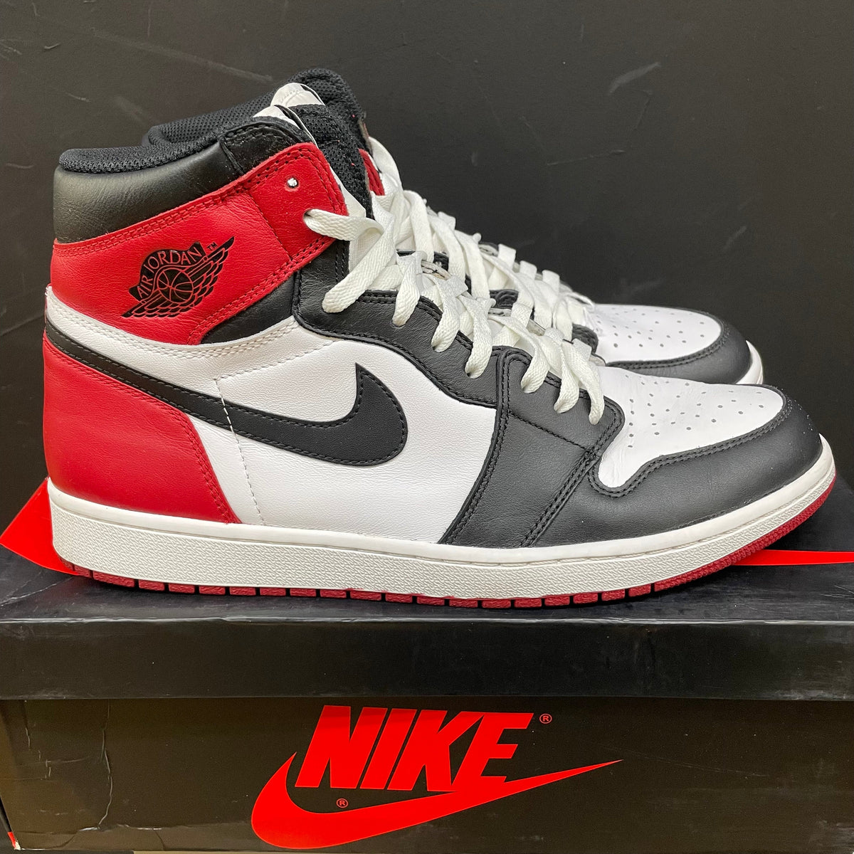 Used - Jordan 1 Black Toe 2016 - product image from the listing.