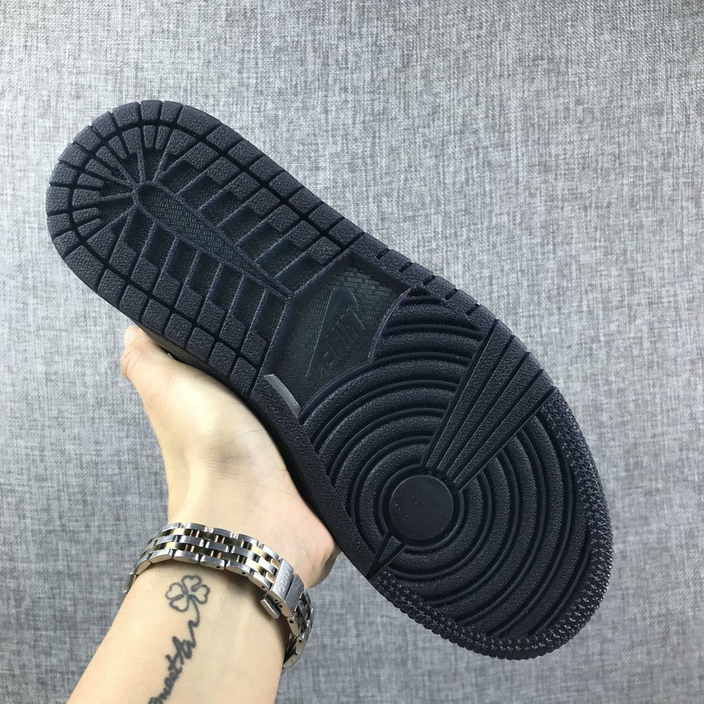 Black Rose Sneakers - Air Jordan 1 Retro High - product image from the listing.