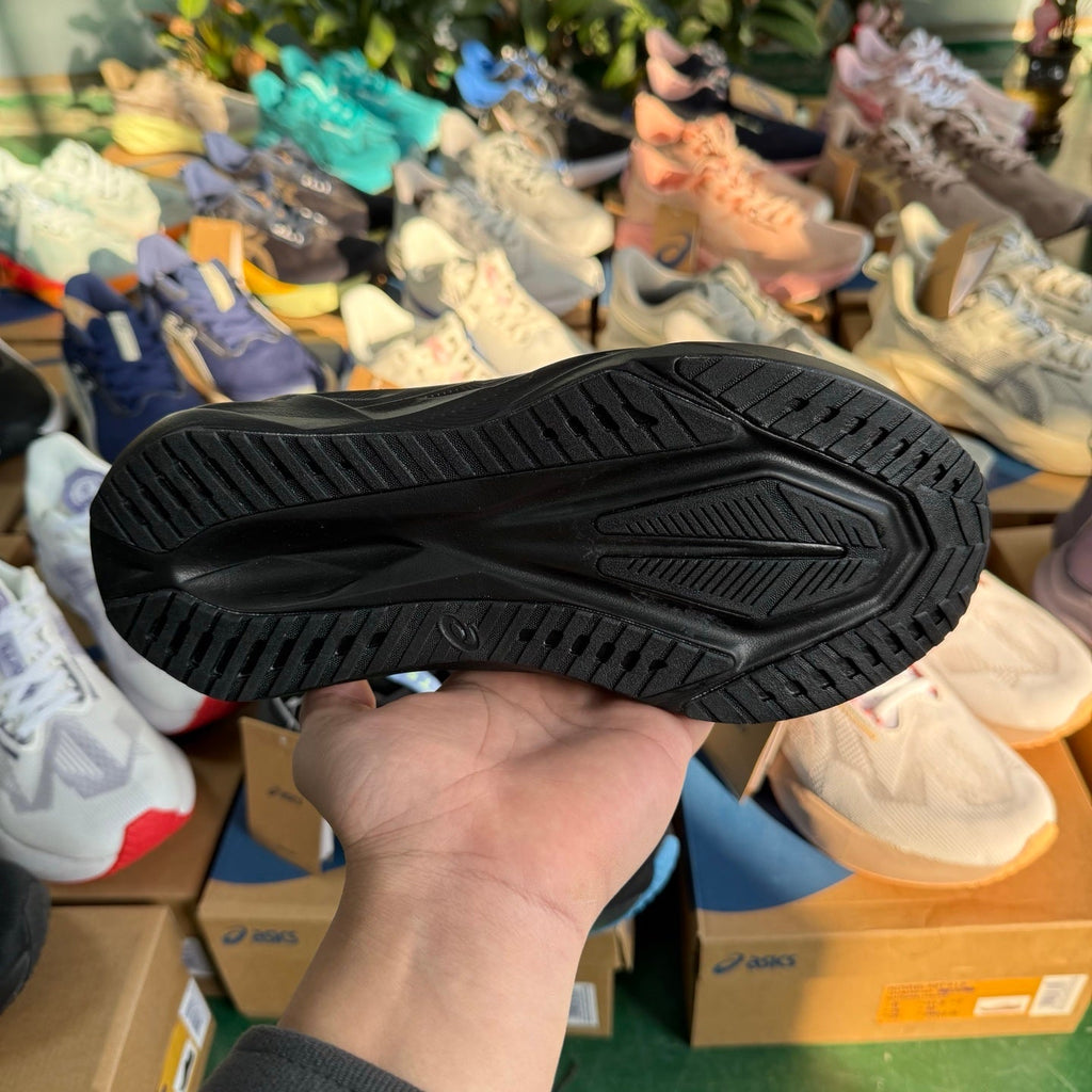ASICS NOVABLAST 5 LE Running Shoes in Black - product image from the listing.