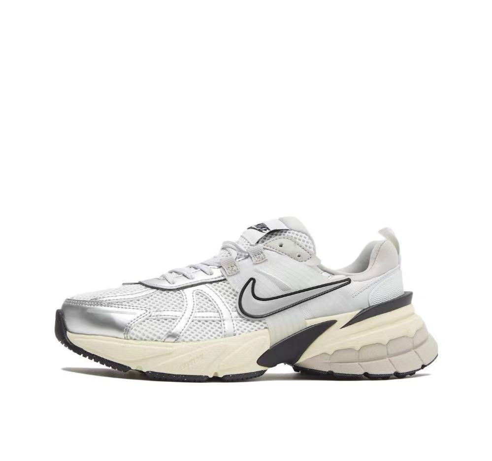 Nike FD0736-100 Sneakers in White - product image from the listing.