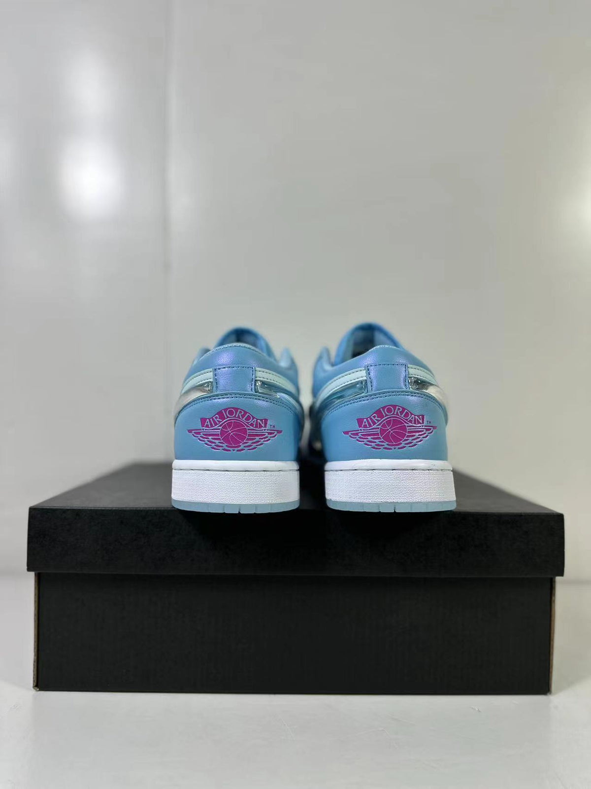 Air Jordan 1 Low SE Aquarius Blue FN7366-400 - product image from the listing.