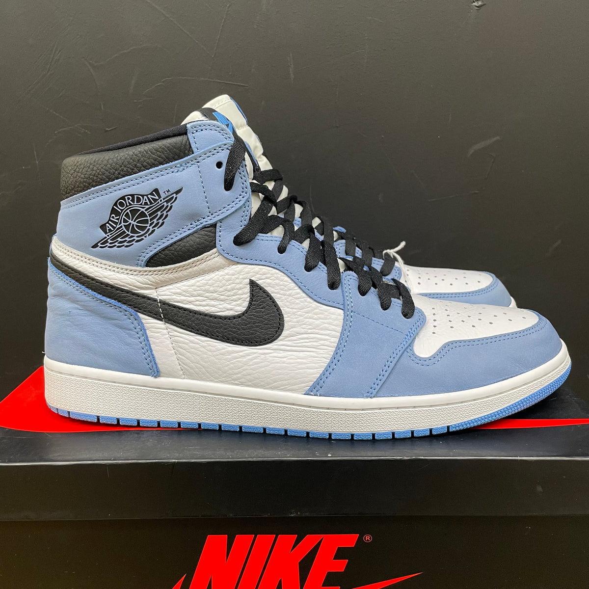 USED - Air Jordan 1 University Blue - product image from the listing.