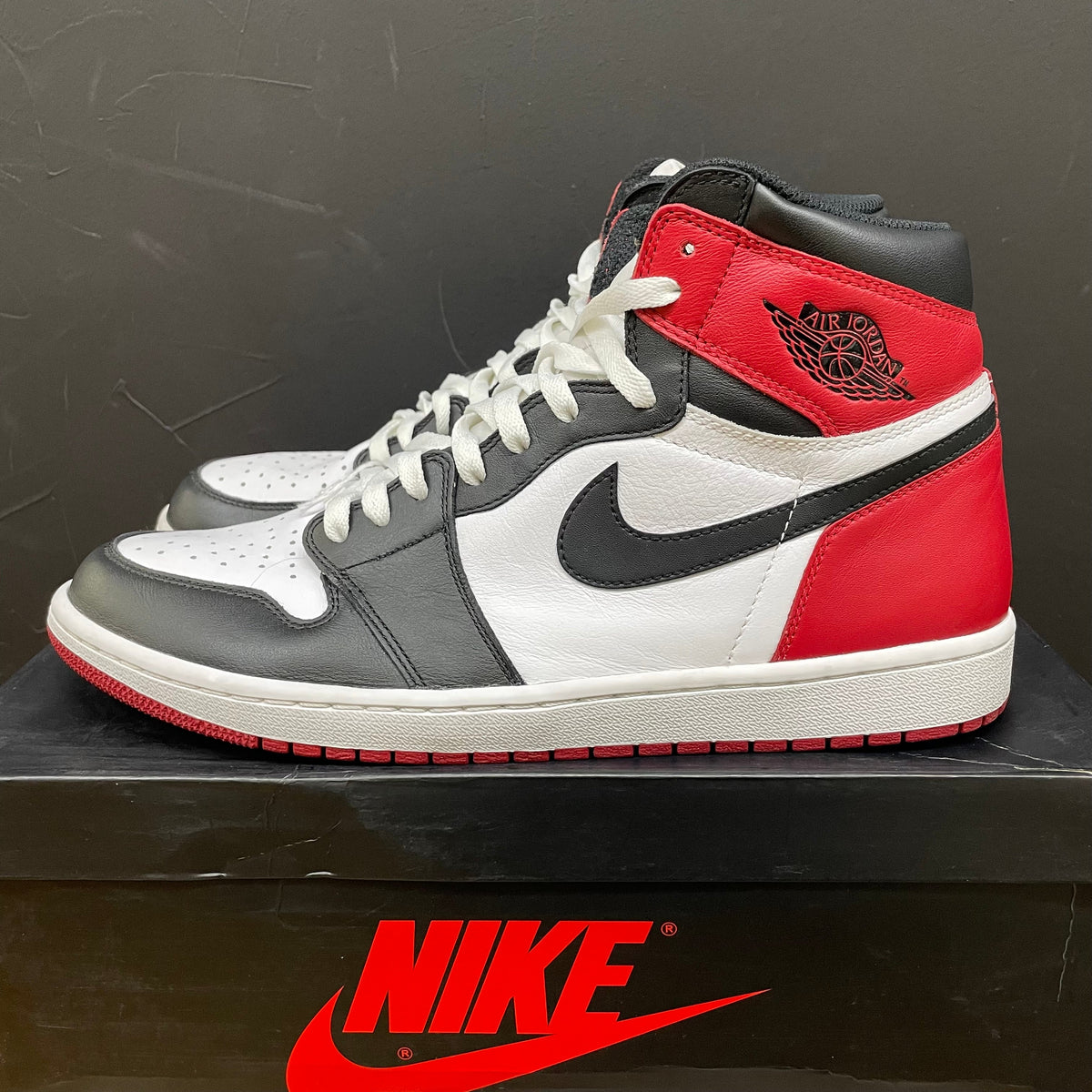 Used - Jordan 1 Black Toe 2016 - product image from the listing.