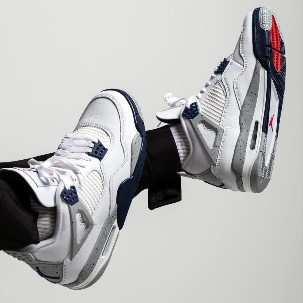 Air Jordan 4 Retro in Midnight Navy - product image from the listing.
