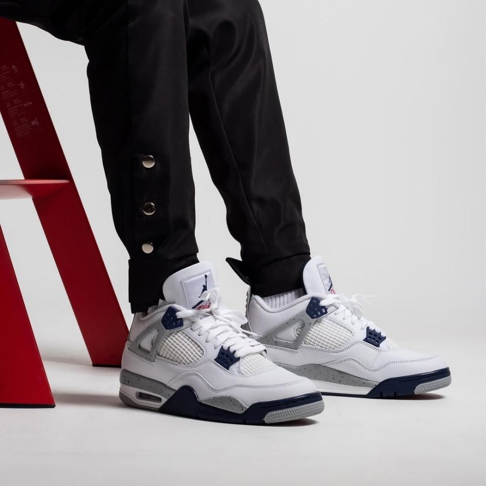 Air Jordan 4 Retro in Midnight Navy - product image from the listing.