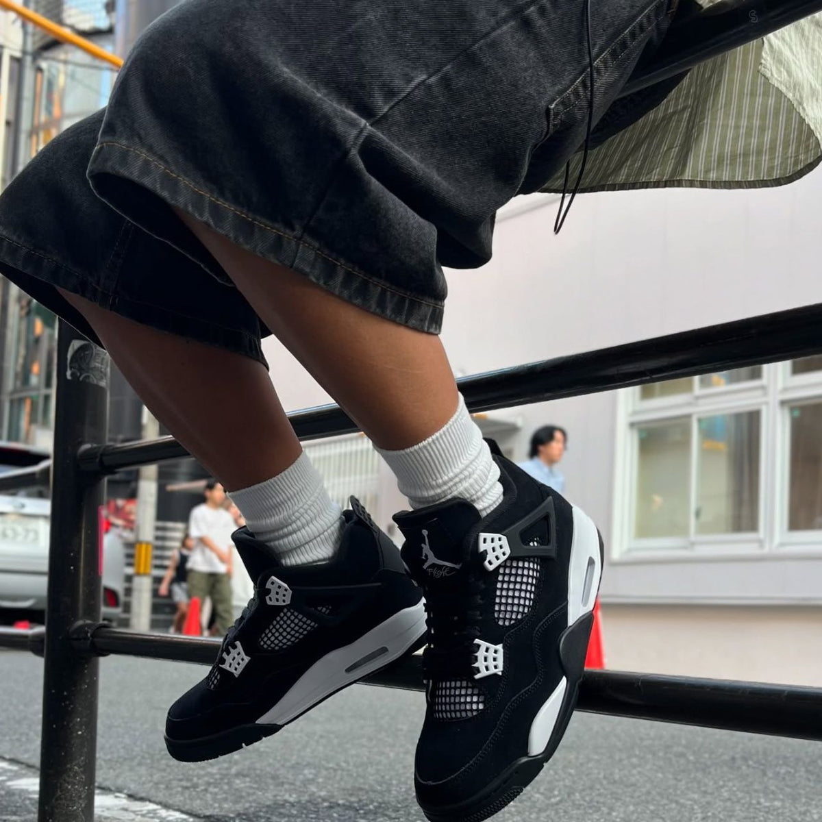 White Thunder - Air Jordan 4 Retro - product image from the listing.
