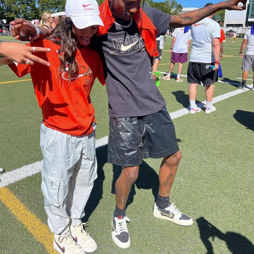 X Travis Scott Olive Sail SP - Air Jordan 1 Low OG - product image from the listing.