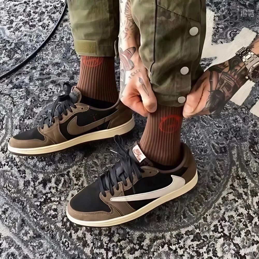 X Travis Scott Dark Mocha Black SP - Air Jordan 1 Low OG - product image from the listing.