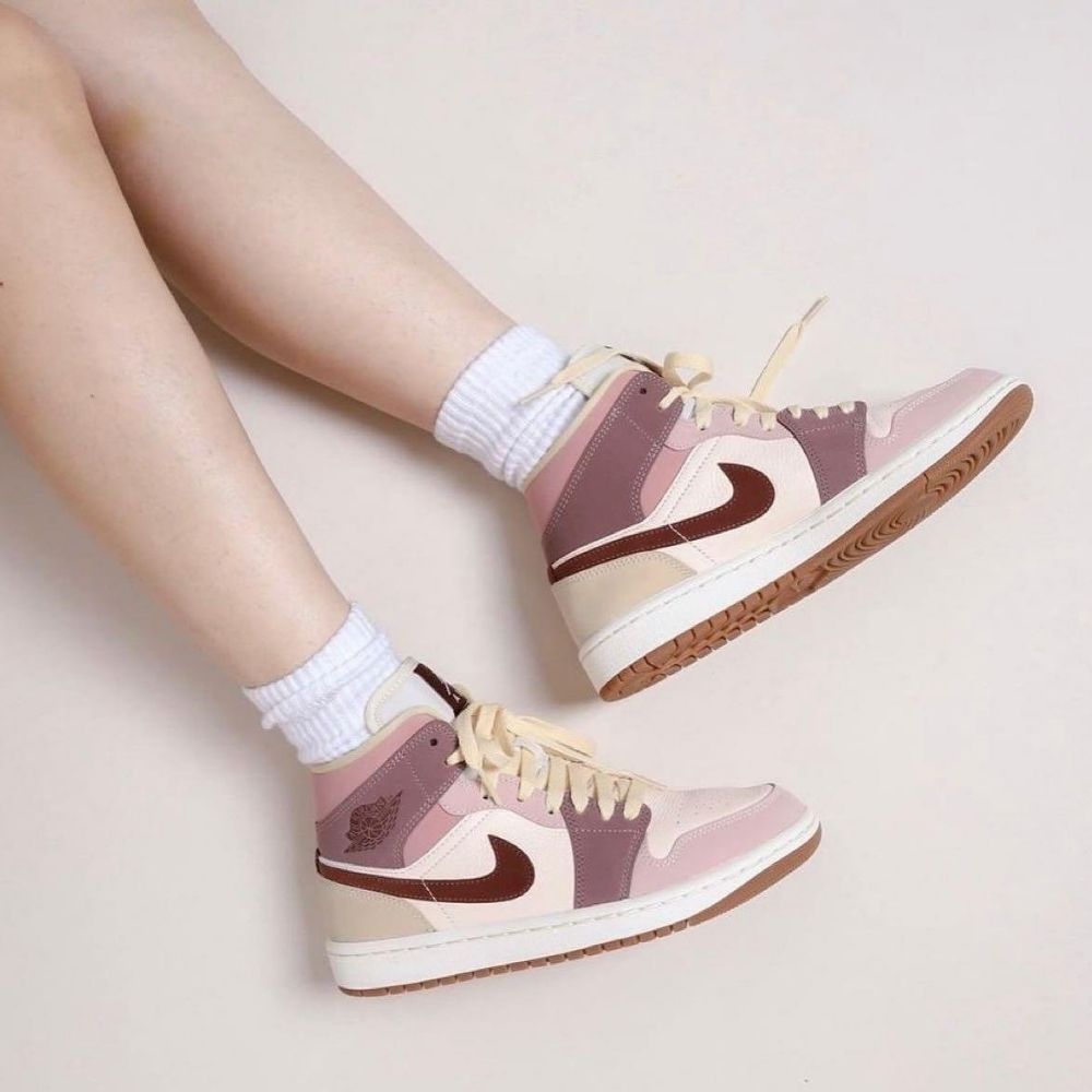 Dark Pony Smoky Mauve SE - Air Jordan 1 Mid - product image from the listing.