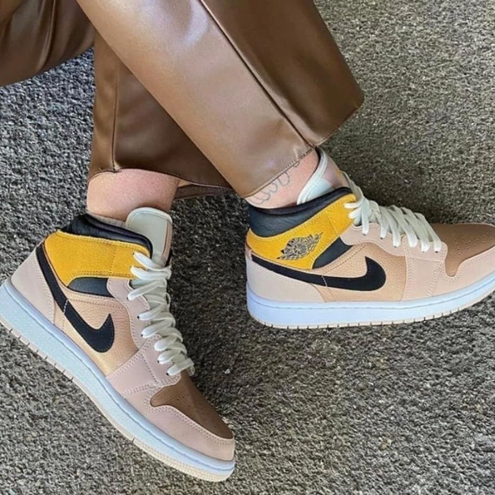 Particle Beige SE - Air Jordan 1 Mid - product image from the listing.