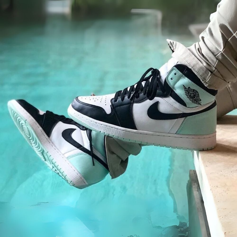Air Jordan 1 Retro High OG Igloo in Black - product image from the listing.