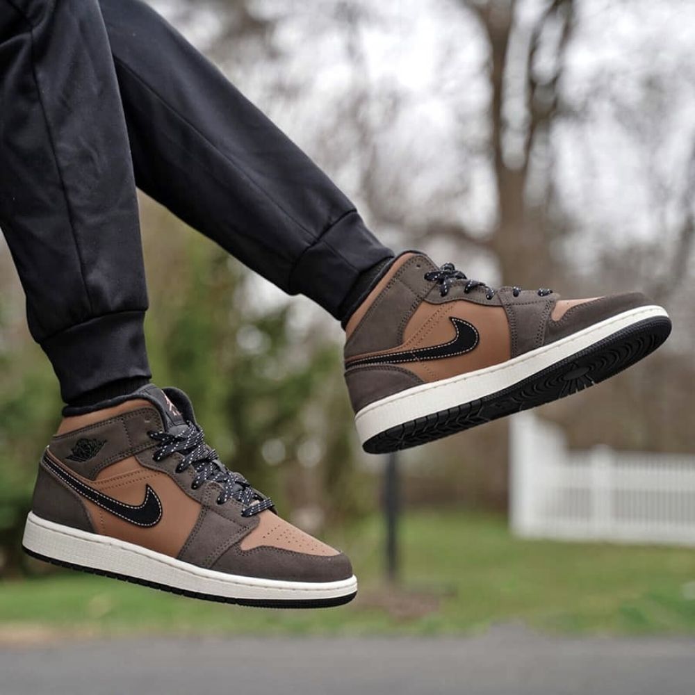 Dark Chocolate Brown SE - Air Jordan 1 Mid - product image from the listing.