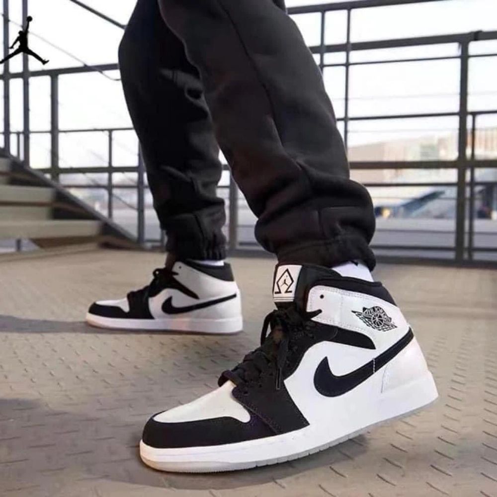 Diamond Black White SE - Air Jordan 1 Mid - product image from the listing.