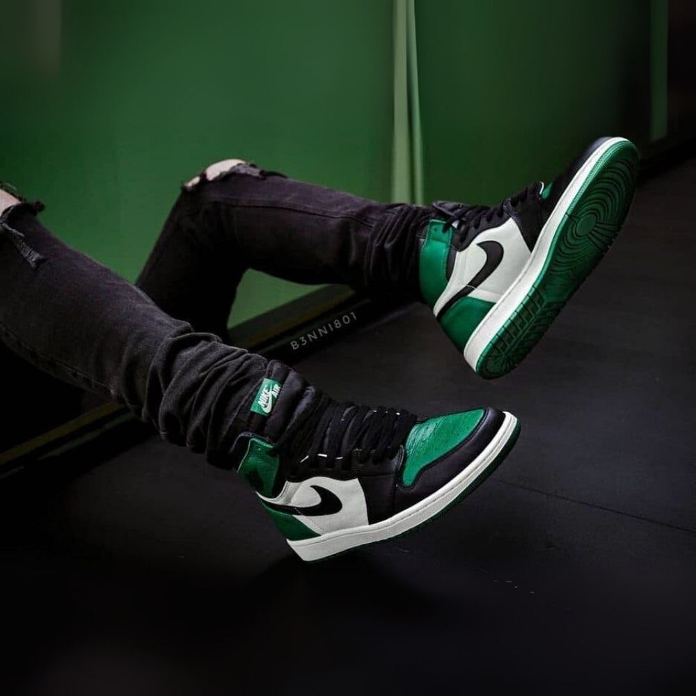 Air Jordan 1 Retro High OG Pine in Green Black - product image from the listing.