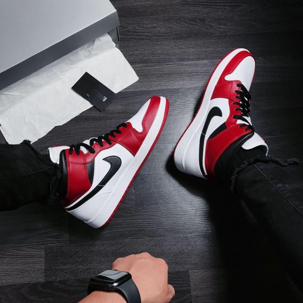 Air Jordan 1 Mid Chicago in Red White - product image from the listing.