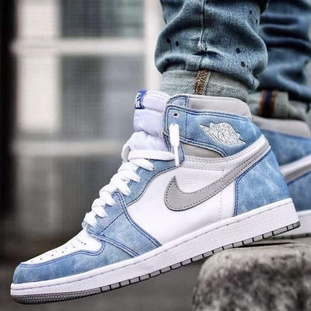 Air Jordan 1 Retro High in Hyper Royal Smoke Grey - product image from the listing.