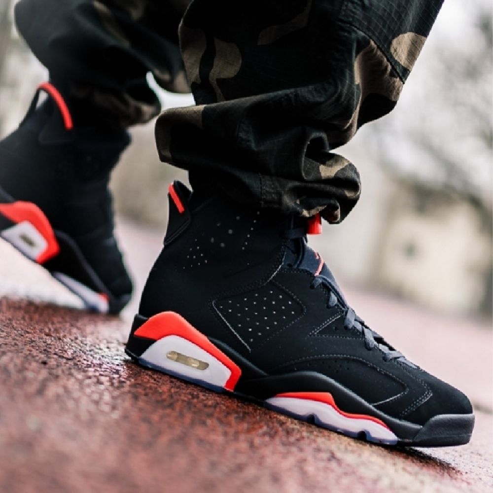 Air Jordan 6 Retro Black Varsity in Red - product image from the listing.
