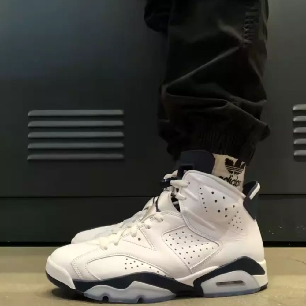 Air Jordan 6 Retro in Midnight Navy - product image from the listing.