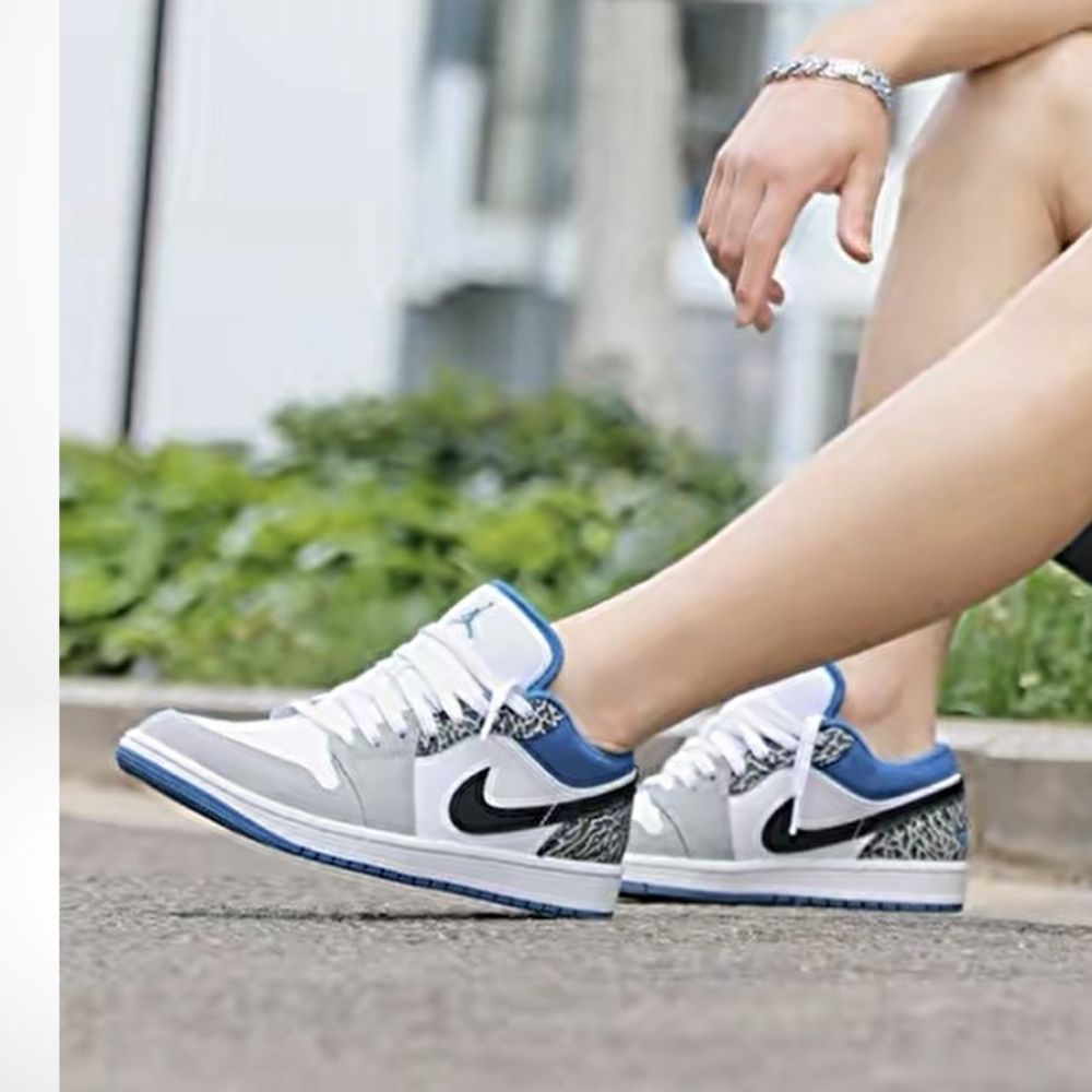 Air Jordan 1 Low SE True in Blue - product image from the listing.
