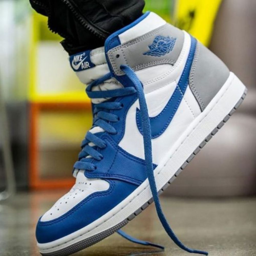 Air Jordan 1 Retro High OG True in Blue - product image from the listing.